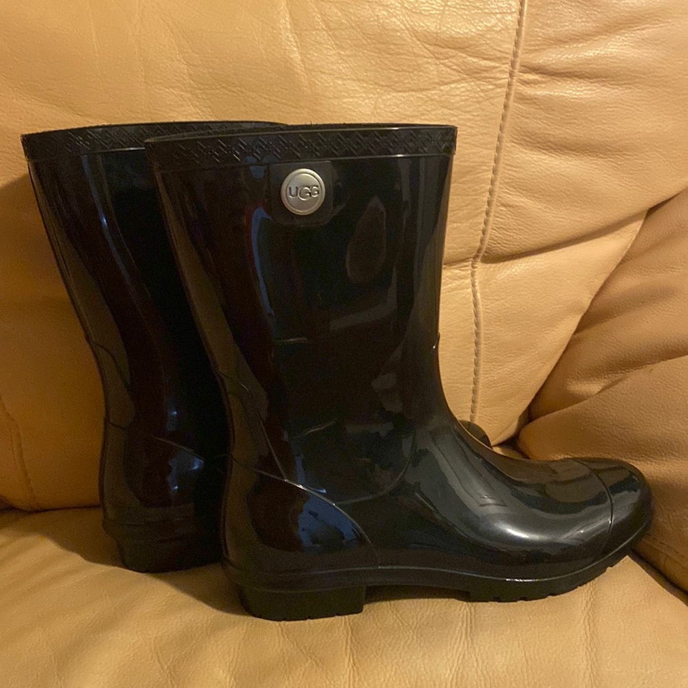 New UGG rain boots size 8-9 us